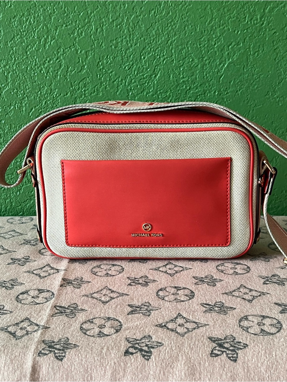 Michael Kors Maeve Large East West Pocket Crossbody Bag - Picture 1 of 5